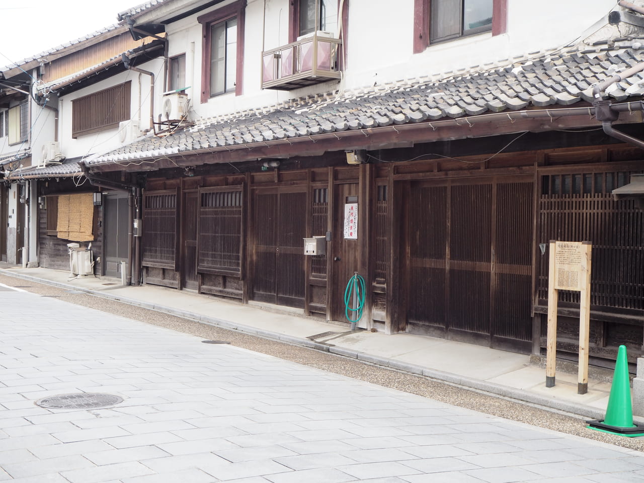 格子戸のある古い町家が続く石畳の道