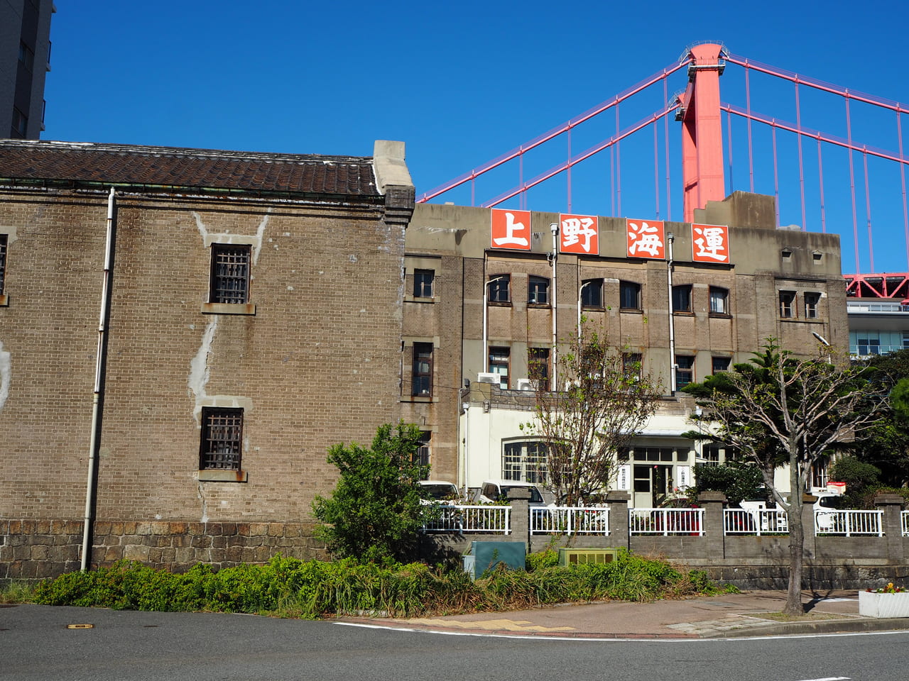 上野海運ビルの外観