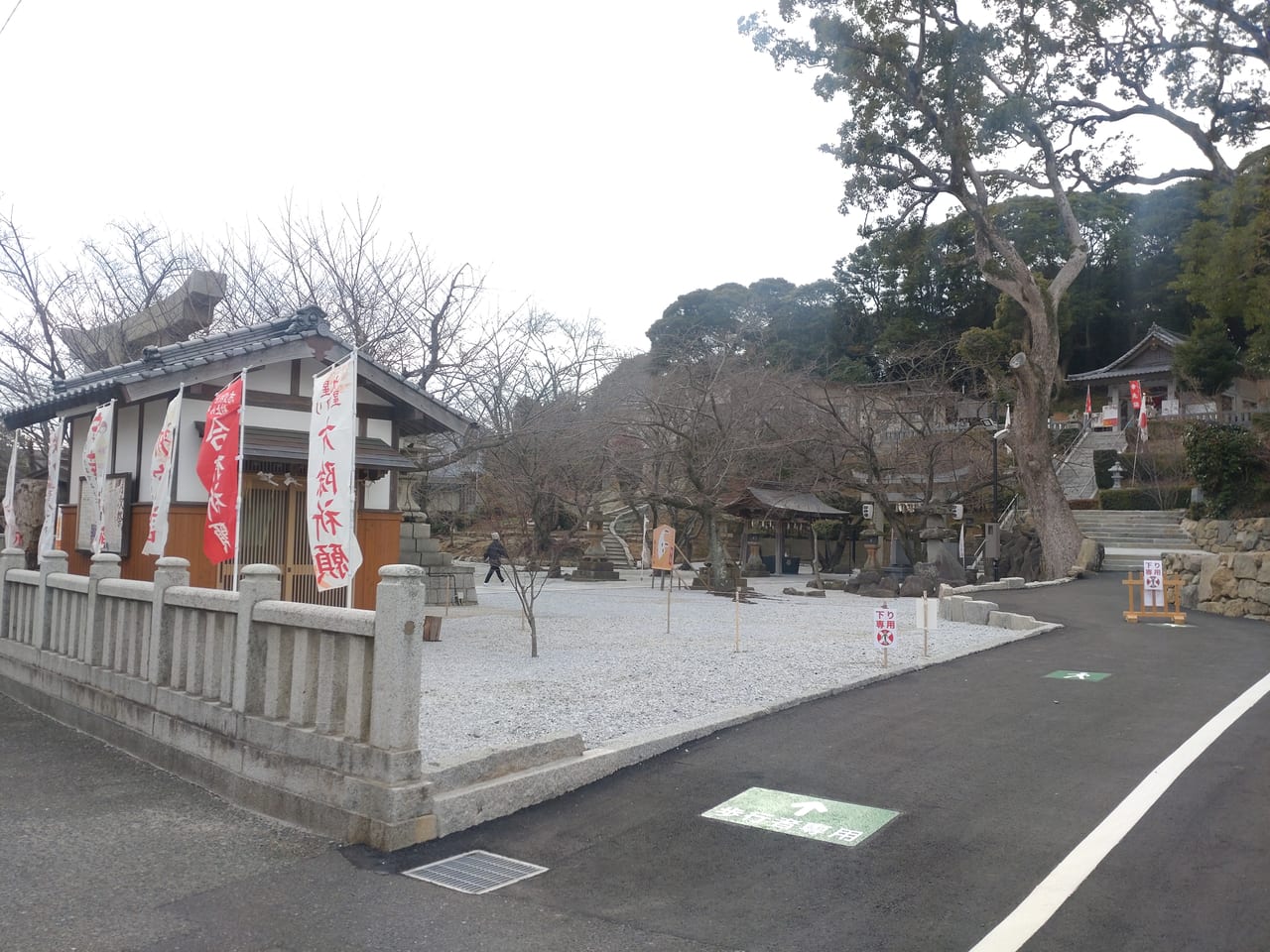 日峯神社境内