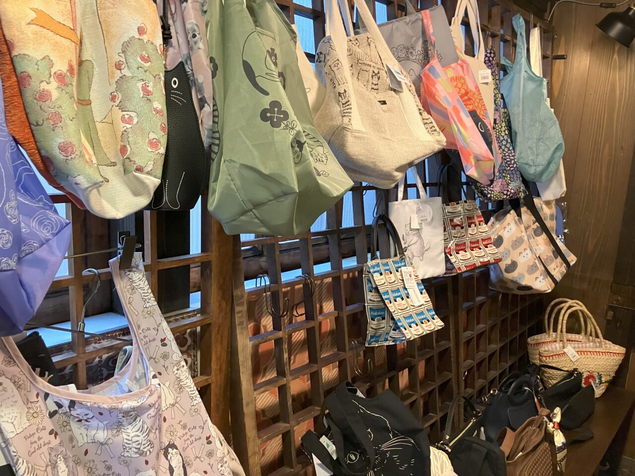 2025年に八幡西区の雑貨舎 雨宿りの猫たち