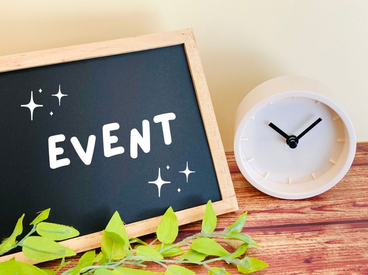 「EVENT」と書かれた黒板と時計